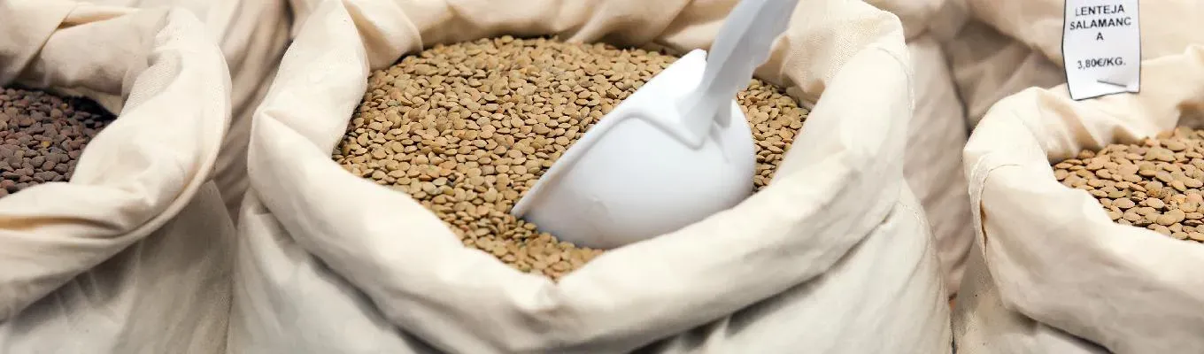 Foto de sacos de armazenamento de grãos diversos