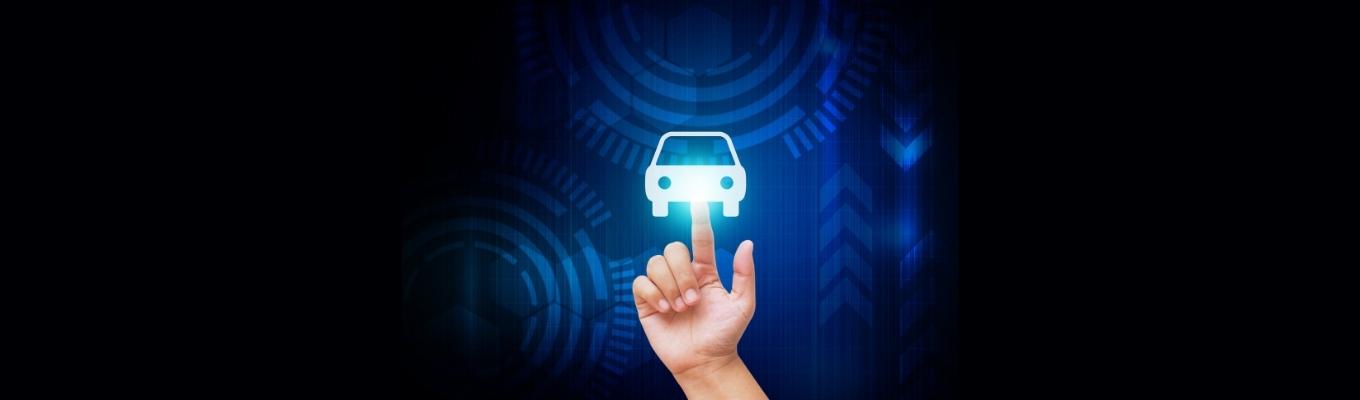 Mão tocando ícone de carro brilhante em uma interface digital azul futurista.