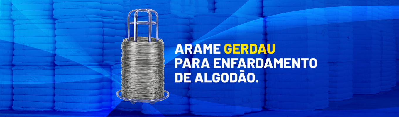 Arame Gerdau em destaque com fardos de algodão empilhados ao fundo em ambiente industrial.