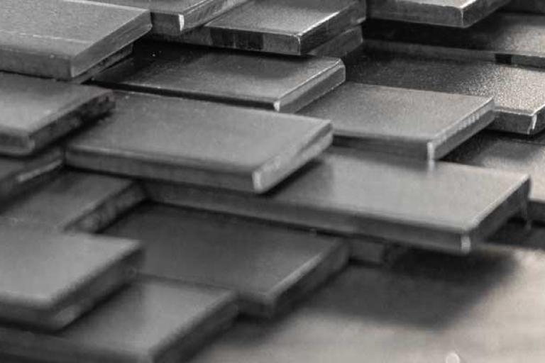 Barra chatas para longarinas em implementos rodoviários