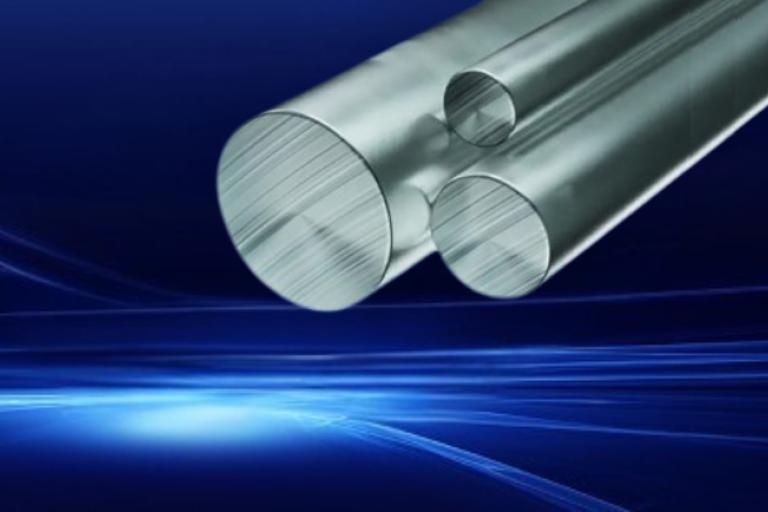 Imagem com fundo azul mostrando três barras redondas metálicas à direita.