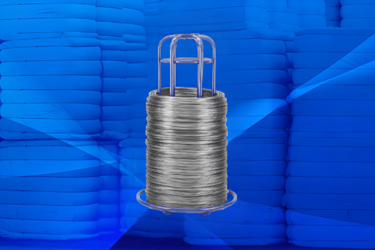 Arame Gerdau em destaque com fardos de algodão empilhados ao fundo em ambiente industrial.