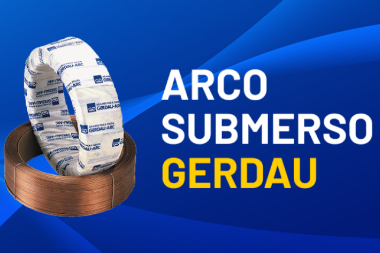 Bobina de arame para soldagem com embalagem branca e azul ao lado de uma bobina de arame cobreado, sobre fundo azul com texto 'Arco Submerso Gerdau'.