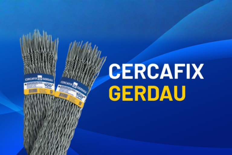Dois feixes de arame Cercafix Gerdau com rótulos azuis e amarelos sobre fundo com tons de azul e texto promocional 'Cercafix Gerdau'.