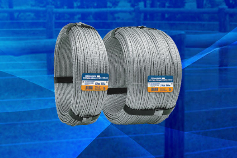 Dois rolos de cordoalha de aço Gerdau sobre fundo azul, com cercas de curral ao fundo.