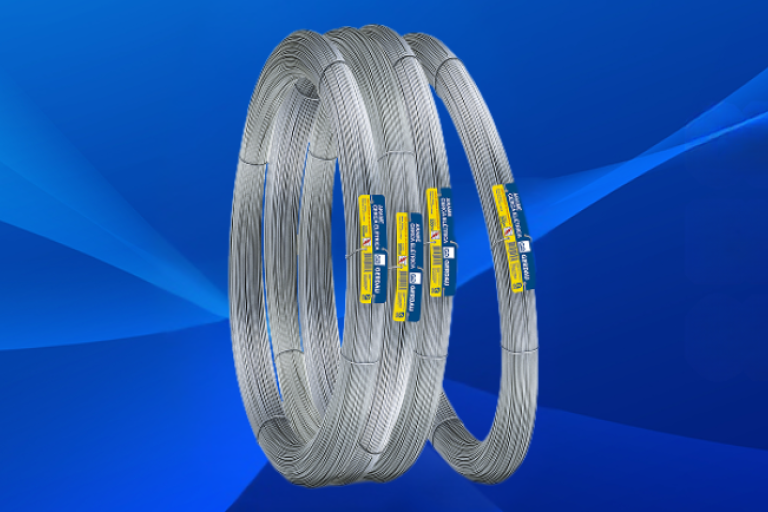 Rolos de arame para cerca elétrica Gerdau sobre fundo azul.