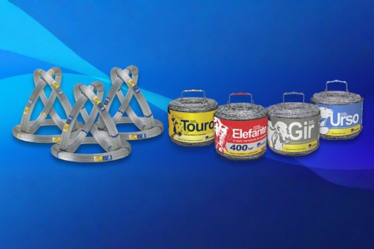Banner com rolos de arame liso e arame farpado, exibindo embalagens das marcas Touro, Elefante, Gir e Urso sobre fundo azul.