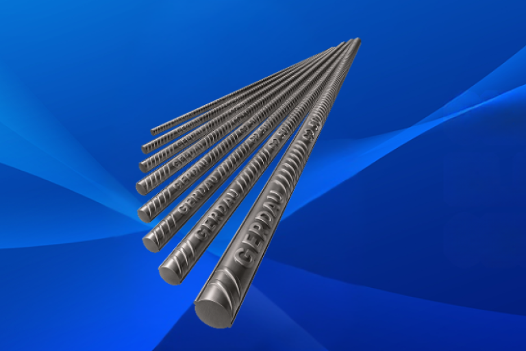 Vergalhões de aço Gerdau GG 50 alinhados em perspectiva sobre fundo azul.