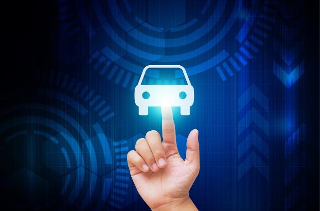 Mão tocando ícone de carro brilhante em uma interface digital azul futurista.