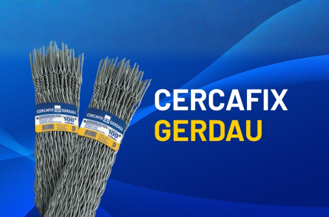 Dois feixes de arame Cercafix Gerdau com rótulos azuis e amarelos sobre fundo com tons de azul e texto promocional 'Cercafix Gerdau'.
