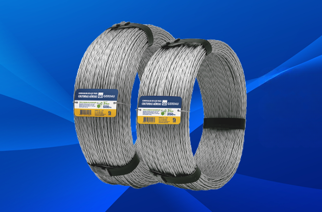 Duas Cordoalhas de aço Gerdau sobre fundo azul.