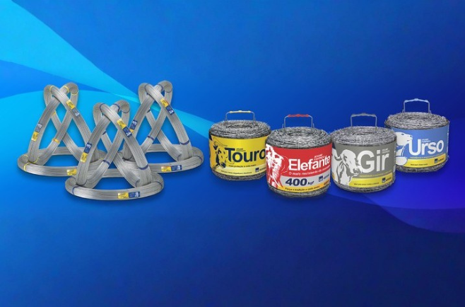 Banner com rolos de arame liso e arame farpado, exibindo embalagens das marcas Touro, Elefante, Gir e Urso sobre fundo azul.
