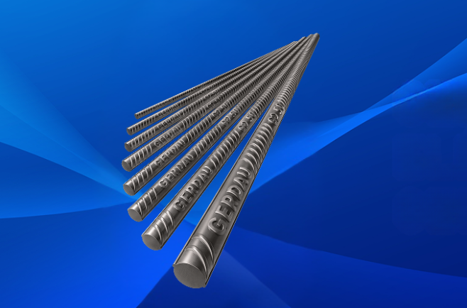 Vergalhões de aço Gerdau GG 50 alinhados em perspectiva sobre fundo azul.