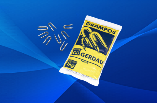 Pacote de grampos Gerdau 1 kg com unidades metálicas expostas ao lado, indicado para fixação de cercas.