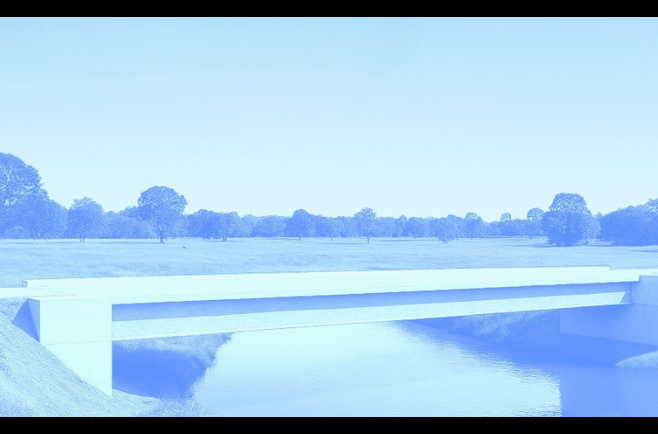 Ponte vicinal de concreto sobre rio em zona rural com vegetação e terreno plano.