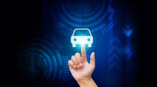 Mão tocando ícone de carro brilhante em uma interface digital azul futurista.