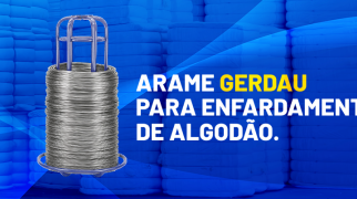 Arame Gerdau em destaque com fardos de algodão empilhados ao fundo em ambiente industrial.