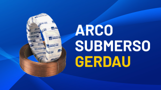 Bobina de arame para soldagem com embalagem branca e azul ao lado de uma bobina de arame cobreado, sobre fundo azul com texto 'Arco Submerso Gerdau'.