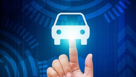 Mão tocando ícone de carro brilhante em uma interface digital azul futurista.